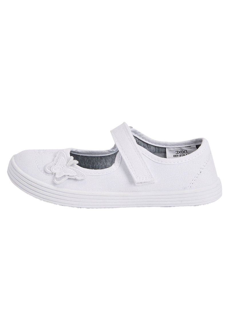 Weiße Segeltuchschuhe mit einem Klettverschluss, der eine Schmetterlingsstickerei an der Zehenpartie aufweist. Gerundete Zehenpartie und strukturierte Gummisohle.