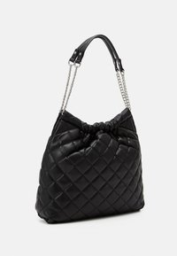 Černá prošívaná kožená kabelka s nařaseným vrškem a dvojitými řetězovými rukojeťmi, které mají kožené opěrky na ramena, na bílém pozadí.