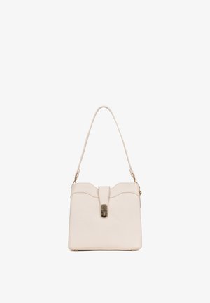 Sac à main en cuir crème avec bord supérieur incurvé, une bandoulière unique et fermeture à rabat dorée à l’avant.