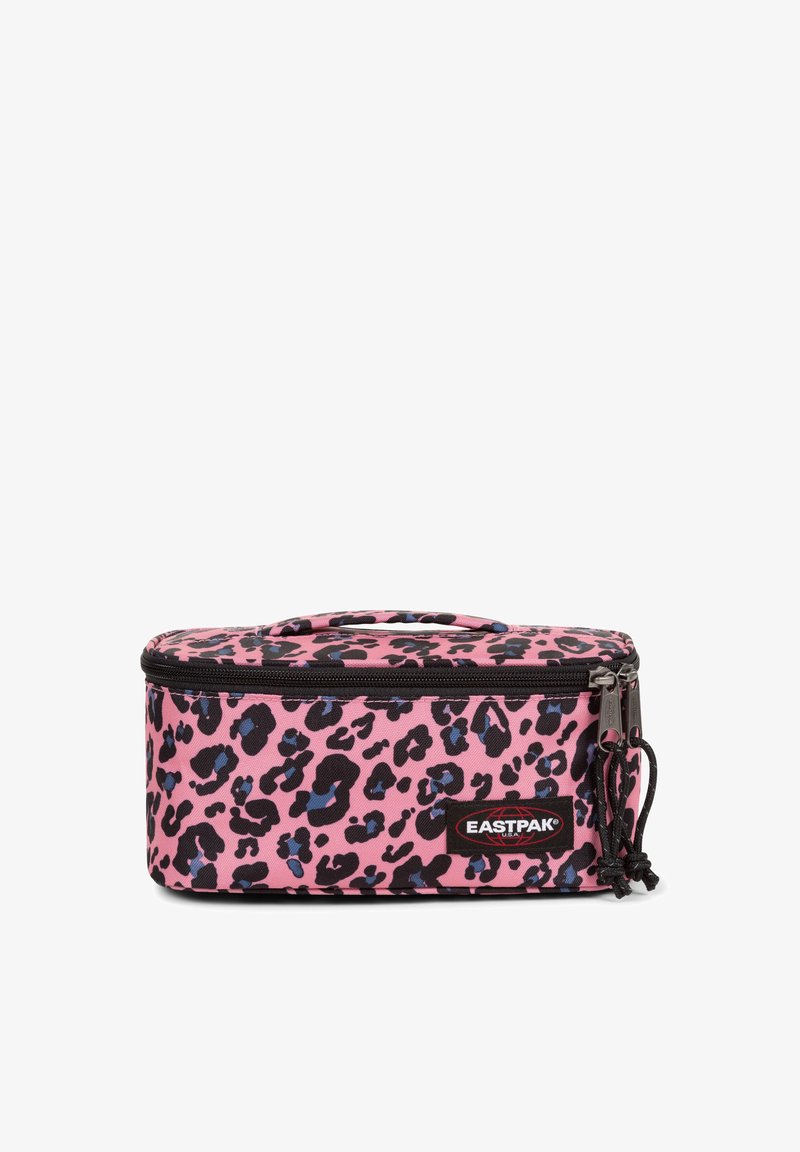 Borsa rettangolare con stampa di leopardo rosa, dotata di una cerniera e manico neri, realizzata in materiale resistente e con un patch con logo sul davanti.