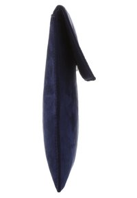 Slimi tummansininen samettinen clutch-laukku esitettynä sivulta, koska liimapinta on osittain auki valkoista taustaa vasten.