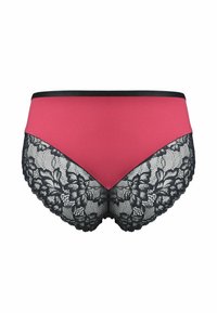 Czerwono-czarne hipsterskie majtki z koronką, z przodem w jednolitym czerwonym kolorze i misternym czarnym koronkowym tyłem z kwiatowymi wzorami. Pas jest czarny.