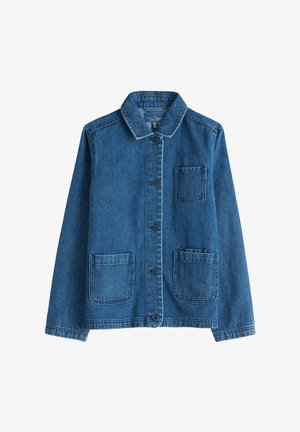 Sinisellä farkkutakilla, jossa on napit edessä, kolme etutaskua ja pitkät hihat, esitettynä valkoisella taustalla.