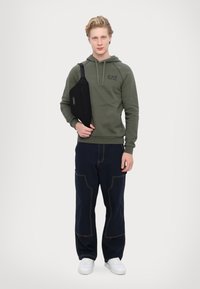 EA7 Emporio Armani FELPA - Melegítőfelső - beetle