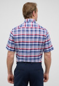 Camicia a maniche corte a quadri con un motivo a scacchi rosso, blu e bianco, dotata di colletto strutturato e vestibilità comoda.