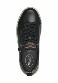 Baskets en cuir noir avec un bout rond, un design à lacets et une fermeture éclair sur le côté. Présente une finition texturée et une semelle intérieure rembourrée étiquetée "Tamaris Comfort."