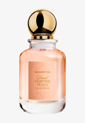 Botella de perfume con líquido de color durazno, tapa esférica dorada y etiqueta que dice "Bridgerton Dearest Tempting Peach Eau de Parfum".