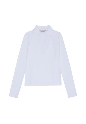 Bijela polo majica s dugim rukavima, ovratnikom i malim izvezenim logotipom na lijevoj strani prsa.