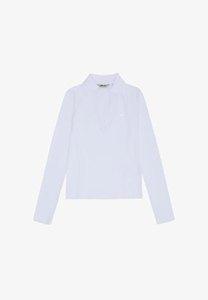 Bijela polo majica s dugim rukavima, ovratnikom i malim izvezenim logotipom na lijevoj strani prsa.