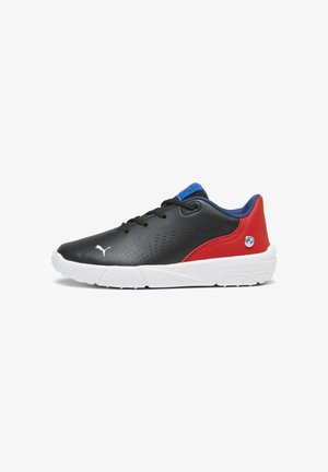 Černé syntetické tenisky s červenými a modrými akcenty, s perforovaným designem, tkaničkami a bílou podrážkou. Logo PUMA na boku.
