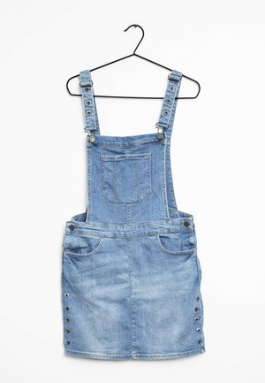 Sukienka ogrodniczka z denimu w jasnoniebieskim kolorze. Posiada regulowane ramiączka, przednią kieszeń oraz ozdobne guziki po bokach. Gładka faktura z lekko spranym wykończeniem.