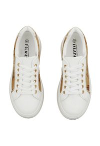 Un paio di sneaker bianche con lacci, con pannelli laterali beige che presentano un sottile motivo a mappa, viste dall'alto.