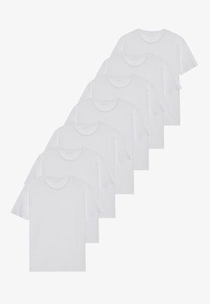 T-shirts en coton blanc, à manches courtes, design col rond, texture uniforme, empilés en rangée, avec un logo subtil au niveau de l'encolure.