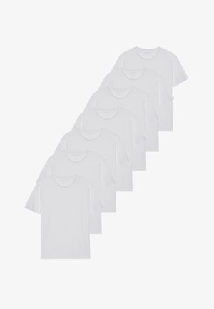 Camisetas de algodón blancas, de manga corta, con diseño de cuello redondo, textura lisa, apiladas en una fila, con un sutil logo en el cuello.