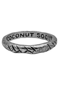 Anillo de plata con un diseño texturizado y retorcido. Grabado en el lado interior está "SOCIEDAD DE COCO". Presenta un acabado mate con detalles sutiles.