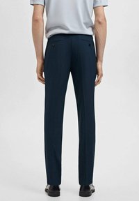 Marineblau geschnittene Hosen aus glattem Stoff, mit zwei Rücken- pockets mit Knöpfen, schlanker Passform und klaren Linien.