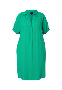 Abito verde a maniche corte realizzato in tessuto leggero, con colletto e dettaglio plissettato nella parte frontale.