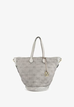 Gestreifte graue Stofftasche mit Lederakzenten, Doppelgriffen und einem goldenen Logo-Anhänger. Weiche Textur und strukturierte Form.