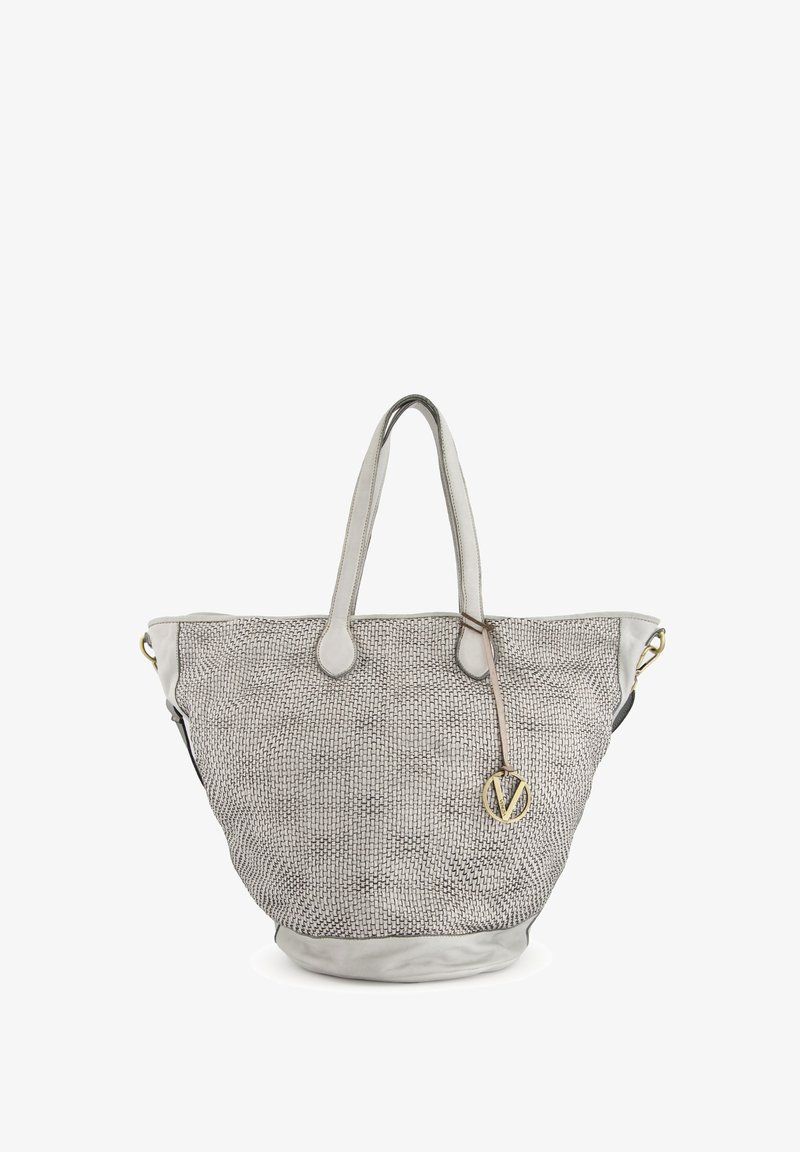 Sac fourre-tout en tissu gris tissé avec des accents en cuir, double poignées, et un charme logo doré. Texture douce et forme structurée.