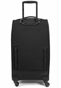 Maleta negra con ruedas, con un asa retráctil, fabricada en tejido duradero, que cuenta con ruedas de desplazamiento suave y una base texturizada para mayor estabilidad.