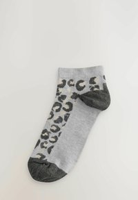 Sive čarape do gležnja s uzorkom leopard kože u crnoj i krem boji, s tamnosivim petom i prstima. Mekana pletena tekstura.