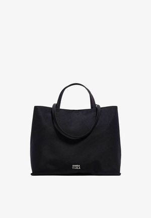 Borsa a mano in tessuto nero con due manici, caratterizzata da una superficie liscia e un logo bianco sul fronte. Design semplice e senza decorazioni.