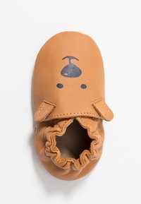 Brune lær sko med avrundet form, elastisk åpning og trykt hundeansikt med hengende ører. Glatt tekstur og leken design.