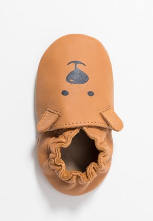Hellbraune Lederschuhe mit runder Form, elastischem Einstieg und einem bedruckten Hundegesicht mit langen Ohren. Glatte Textur und verspieltes Design.