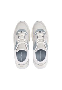 Zapatillas deportivas de color gris claro que combinan malla y ante, con cordones blancos y una suela texturizada. El interior incluye un detalle de marca en gris.