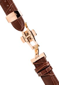 Cinturino in pelle marrone con un motivo testurizzato, dotato di una chiusura in metallo dorato lucido e dettagli in hardware lucidato.