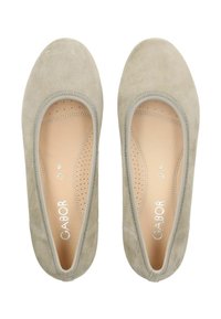 Jasnoszare baleriny zamszowe z zaokrąglonymi noskami, ozdobnym przeszyciem i perforowanymi wkładkami dla zapewnienia oddychalności. Prosty i minimalistyczny design.