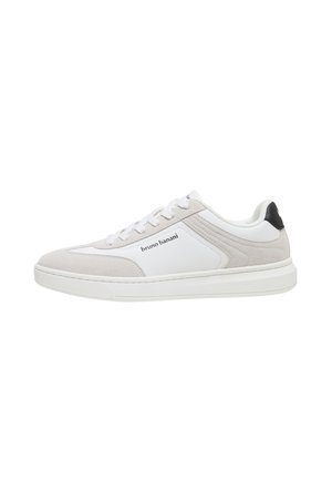 Weißer Low-Top Sneaker mit Wildleder-Akzenten, Schnürverschluss, schwarzem Fersenlasche und „bruno banani“ Logo auf dem Seitenpaneel.