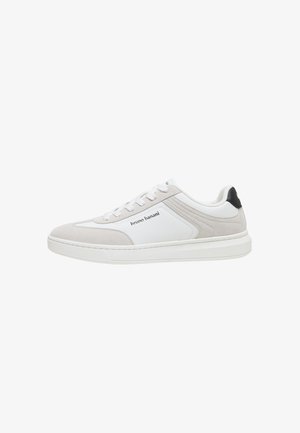 Sneaker bianca low-top con dettagli in camoscio, chiusura con lacci, linguetta nera sul tallone e logo "bruno banani" sul pannello laterale.