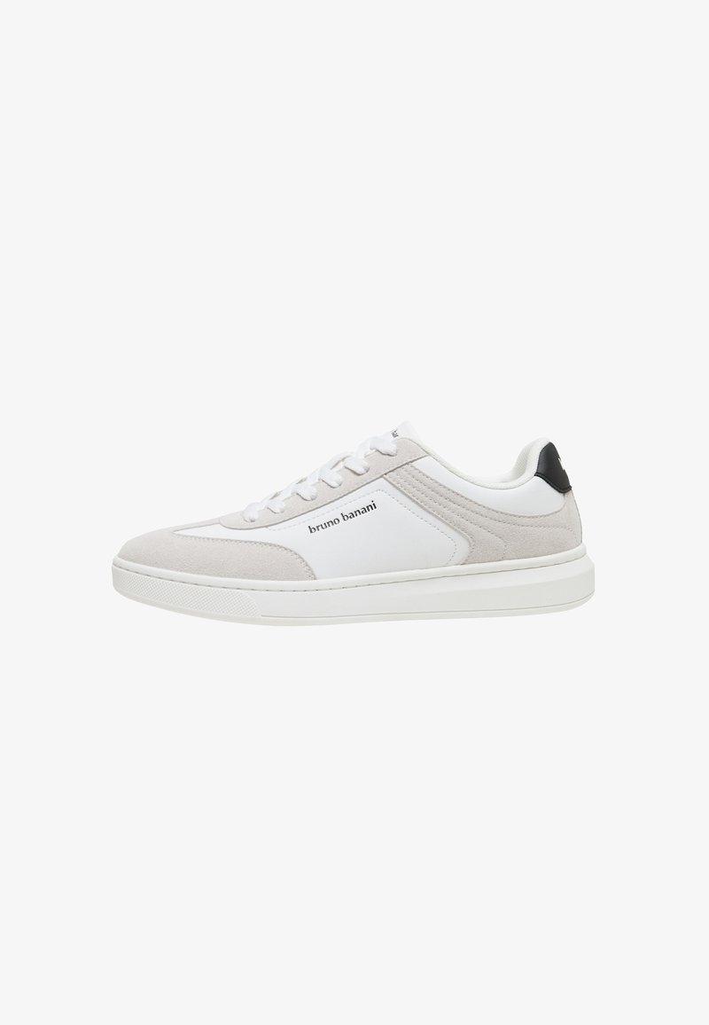 Baskets blanches basses avec accents en daim, fermeture à lacets, languette de talon noire et logo « bruno banani » sur le panneau latéral.