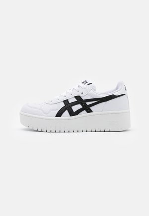 Biały sneaker z czarnymi paskami, grubą białą podeszwą, wiązaniem na sznurowadła i perforowanym obszarem w okolicy palców na jednolitym jasnym tle.