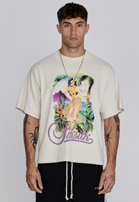 Beež oversized t-särk, puuvilla segu, millel on värvikas troopiline grafik ja "SikSilk" tekst. Lühikesed varrukad ja vaba lõige.