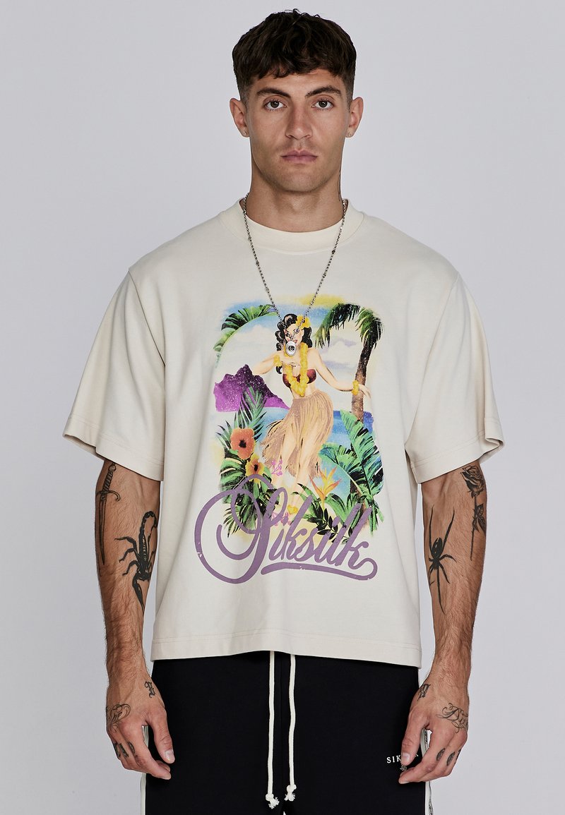 Beež oversized t-särk, puuvilla segu, millel on värvikas troopiline grafik ja "SikSilk" tekst. Lühikesed varrukad ja vaba lõige.