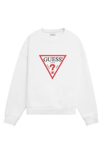 Balts kapuces džemperis ar apaļo kakla izgriezumu, kuram ir sarkans trīsstūrveida logo, uz kura ir teksts "GUESS," "U.S.A.," un "WASHED JEANS." Mīksta tekstūra.