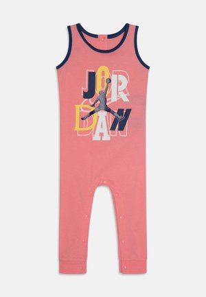 Różowy bezrękawnik wykonany z miękkiej bawełny, z czarno-żółtym graficznym wzorem z napisem "JORDAN" oraz sylwetką koszykarza.