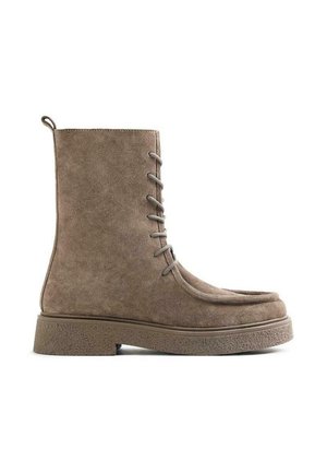 Bota de ante marrón hasta media pantorrilla con cordones, suela gruesa texturizada y lengüeta trasera.