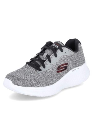 Zapatilla deportiva gris con una parte superior texturizada, cordones negros y una suela blanca acolchada. Presenta un logo en el lateral y un diseño ligero.