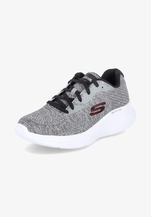 Zapatilla deportiva gris con una parte superior texturizada, cordones negros y una suela blanca acolchada. Presenta un logo en el lateral y un diseño ligero.