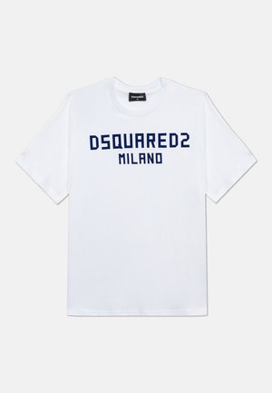 Tricou alb cu mâneci scurte, cu text albastru închis „DSQUARED2 MILANO” centrat pe față și etichetă de gât branduită.