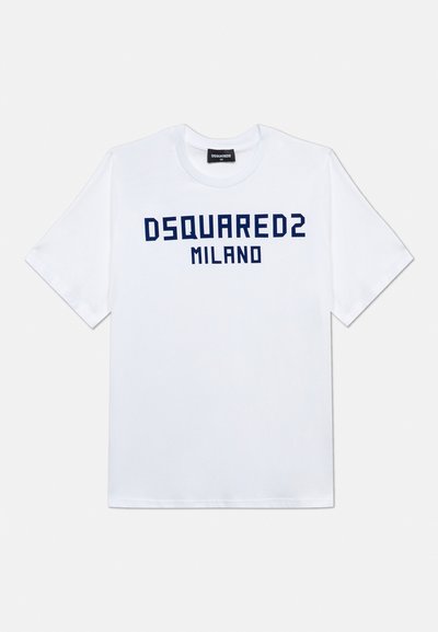 Λευκό t-shirt με κοντό μανίκι και κείμενο "DSQUARED2 MILANO" σε σκούρο μπλε στο κέντρο του μπροστινού μέρους και μια ετικέτα με το λογότυπο στον λαιμό.