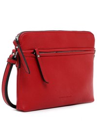 Clutch in pelle rossa con superficie liscia, chiusura a zip e tracolla rimovibile. Presenta un bordo nero e logo impresso.
