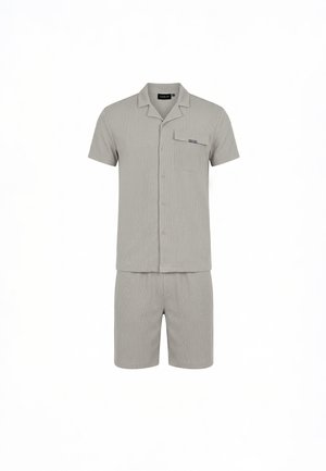 Jasnoszara koszula na krótki rękaw z kołnierzykiem i kieszenią na piersi, zestawiona z pasującymi spodniami szortowymi do kolan.