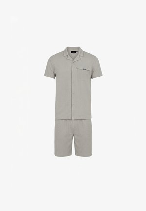 Jasnoszara koszula na krótki rękaw z kołnierzykiem i kieszenią na piersi, zestawiona z pasującymi spodniami szortowymi do kolan.