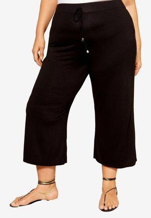 Pantaloni neri cropped realizzati in un morbido e elastico tessuto con vita elasticizzata e cordoncino regolabile; presentano una vestibilità rilassata e gambe diritte.
