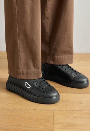 Trainers - black