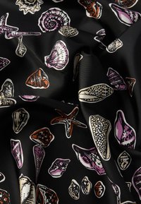 Tissu à fond noir avec motifs colorés de coquillages et d'étoiles de mer en violet, orange et blanc. Texture lisse, finition satinée.